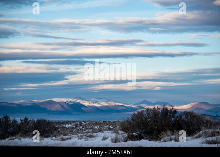 Der Mono Lake im Mono County, Kalifornien, USA, wird von Nebel manchmal verhüllt und bildet vom Gipfel des Conway Summit eine beeindruckende Landschaft. Stockfoto