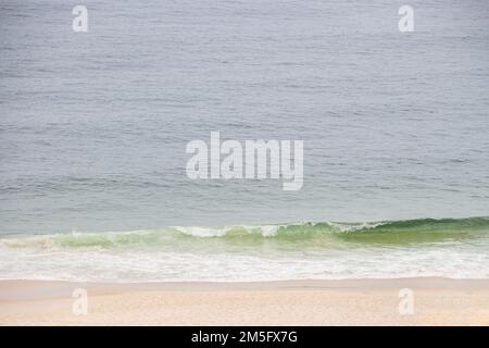 Leerer copacabana-Strand an einem bewölkten Tag in Rio de Janeiro. Stockfoto