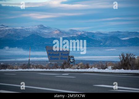 Der Mono Lake im Mono County, Kalifornien, USA, wird von Nebel manchmal verhüllt und bildet vom Gipfel des Conway Summit eine beeindruckende Landschaft. Stockfoto