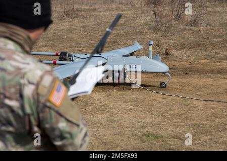 USA Caleb Cantu, zugeteilt zum 7. Geschwader, 17. Kavallerie-Regiment, 1. Luftkavallerie-Brigade, 1. Kavallerie-Division, führt vor dem Flug eine Inspektion eines unbemannten RQ-7 Shadow-Flugzeugs auf dem Novo Selo Trainingsgelände, Bulgarien, 15. März 2022 durch. Die NSTA ist eine Ausbildungseinrichtung, die von der Area Support Group Black Sea betrieben wird und im Rahmen unserer laufenden bilateralen Verteidigungszusammenarbeit mit Bulgarien im Rahmen unseres Abkommens über die Verteidigungszusammenarbeit von 2006 Militärpersonal der Vereinigten Staaten beherbergt. Stockfoto