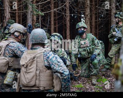 USA Marines mit Battalion Landing Team 1/5, 31. Marine Expeditionary und Soldaten mit dem Amphibious Rapid Dispatch Regiment 1., japanische Boden-Selbstverteidigungstruppe, führen eine integrierte Koordination während einer Hubschrauberrazzia Training Übung im Combined Arms Training Center Camp Fuji, Japan, 15. März 2022 durch. Die Übung wurde durchgeführt, um Kenntnisse in der schnellen Ergreifung und Verteidigung von Schlüsselgelände zu entwickeln. Die maritime Verteidigungsübung Amphibious Rapid Deployment Brigade ist eine bilaterale Übung zur Verbesserung der Interoperabilität und Stärkung der Verbindungen zwischen den US-amerikanischen und japanischen Streitkräften für die Stockfoto