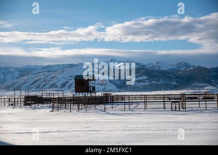 Die Stadt Bridgeport im US-Bundesstaat Mono County, Kalifornien, kann im Winter ziemlich kalt und verschneit werden. Stockfoto