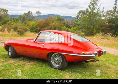 Ein rotes Jaguar E Type Coupé aus dem Jahr 1962 in einer ländlichen Umgebung Australiens. Stockfoto