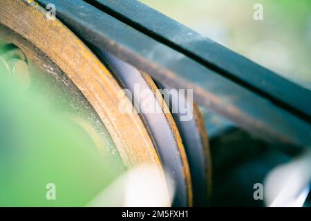 Nahaufnahme des Traktors mit Rollen-Rückstand. Alte Landmaschinen Stockfoto