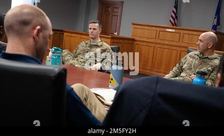 USA Air Force LT. Charles Bueker (links), 14. Air Support Operations Squadron Commander, und Master Sgt. Glen Derra (rechts), 14 ASOS First Sergeant, diskutieren Führungsstile mit der ersten führenden Pope-Klasse am 15. März 2022 auf dem Pope Army Airfield, North Carolina. USA Das Leadership Panel und die Abschlussfeier beendeten die First Leadership Pope Class, ein Programm für die Mitglieder des Teams Pope, um Einblicke von Gemeindeführern über Best Practices und Herausforderungen aus einer nicht-DOD-Perspektive zu erhalten. Stockfoto