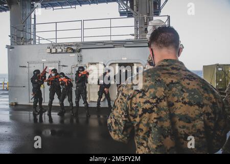 ATLANCTIC OCEAN (15. MÄRZ 2022) USA Marine Corps Sgt. Adam Thornton, Front, Teamleiter der Task Group 61/2,4, Task Force 61/2, aus Baltimore, evaluiert Dienstmitglieder des marokkanischen Militärs während einer Ausbildung an Bord der Expeditionary Sea Base USS Hershel ‚Woody‘ Williams (ESB 4) im Rahmen der Übung Obangame Express 2022, 15. März 2022. Obangame Express 2022, durchgeführt von U.S. Forces Africa ist eine maritime Übung auf See, die darauf abzielt, die Zusammenarbeit zwischen den teilnehmenden Nationen zu verbessern, um die Sicherheit und Gefahrenabwehr auf See im Golf von Guinea und in Westafrika zu erhöhen Stockfoto