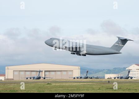EIN US-AMERIKANISCHER Air Force C-5M Super Galaxy startet vom Luftwaffenstützpunkt Travis, Kalifornien, 15. März 2022. Als größter strategischer Luftbrücke der Air Force kann der C-5M mehr Fracht über größere Entfernungen transportieren als jedes andere Flugzeug. Das strategische Transportflugzeug C-5M Super Galaxy, eine modernisierte Version des alten C-5, wurde von Lockheed Martin entwickelt und hergestellt, um die Kapazität der C-5 Galaxy-Flotte zu erweitern, mindestens bis 2040 in Betrieb zu bleiben. Stockfoto