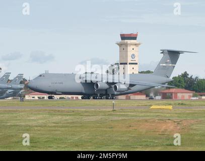EIN US-AMERIKANISCHER Air Force C-5M Super Galaxy startet vom Luftwaffenstützpunkt Travis, Kalifornien, 15. März 2022. Der C-5M kann in einer Höhe von 34.000 Metern und einer durchschnittlichen Reisegeschwindigkeit von 541mph km/h fliegen. Das Flugzeug kann eine voll ausgestattete, kampfbereite Militäreinheit kurzfristig zu jedem Punkt der Welt transportieren und die notwendigen Vorräte liefern, um die Kampfmacht zu unterstützen. Stockfoto