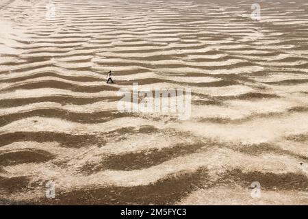 DÜRRE, DAS IST EINE SEHR VERBREITETE LANDSCHAFT IN BANGLADESCH, UND WENN DIESE ZEIT KOMMT, STEHT DIE BEVÖLKERUNG IN BANGLADESCH VOR EINEM SEHR ENTSCHEIDENDEN MOMENT. Stockfoto