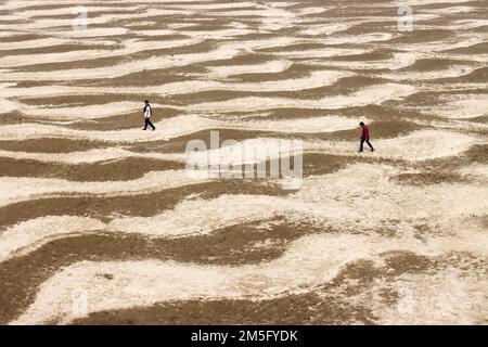 DÜRRE, DAS IST EINE SEHR VERBREITETE LANDSCHAFT IN BANGLADESCH, UND WENN DIESE ZEIT KOMMT, STEHT DIE BEVÖLKERUNG IN BANGLADESCH VOR EINEM SEHR ENTSCHEIDENDEN MOMENT. Stockfoto