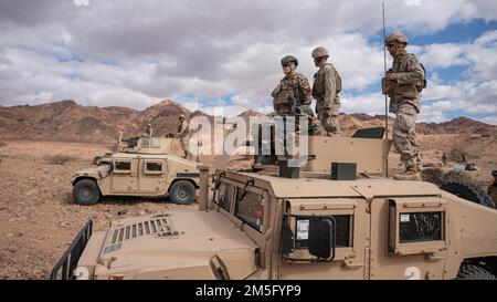 CAMP TITN, Jordanien (15. März 2022) – USA Marines, die dem kombinierten Anti-Streitkräfte-Team (CAAT), dem 2. Bataillon, 24. Marines und Mitgliedern des 61. Bataillons der schnellen Reaktionstruppen zugeteilt sind, König Abdullah II. Spezialeinheit greift Ziele mit M240B Maschinengewehren auf einem jordanischen Schießstand der Streitkräfte während der Übung Intrepid Maven (im) 22-1 an Bord von Camp Titin, Jordanien, März 15. IM ist eine bilaterale Reihe von Interaktionen zwischen den USA Marinekorps, Zentralkommando und JAF, die Gelegenheit zum Austausch militärischer Taktiken und Expertise bieten. IM 22-1 ist die erste von mehreren Einrückungen Stockfoto