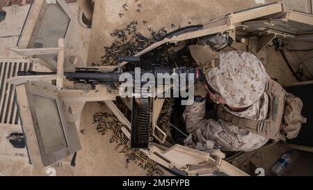 CAMP TITN, Jordanien (15. März 2022) – Ein US-Amerikanisches Marine, dem kombinierten Anti-Armor-Team (CAAT) zugewiesen, 2. Bataillon, 24. Marines, greift Ziele mit einem M240B-mm-Maschinengewehr auf einem jordanischen Schießstand der Streitkräfte (JAF) während der Übung Intrepid Maven (im) 22-1, an Bord von Camp Titin, Jordanien, März 15 an. IM ist eine bilaterale Reihe von Interaktionen zwischen den USA Marinekorps, Zentralkommando und JAF, die Gelegenheit zum Austausch militärischer Taktiken und Expertise bieten. IM 22-1 ist die erste von mehreren geplanten Aufträgen zwischen den USA Marines Corps und JAF zur Verbesserung der Interoperabilität, Verschärfung Stockfoto