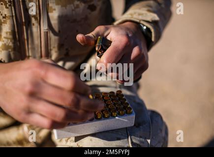 CAMP TITIN, Jordanien (15. März 2022) – Ein Marine, der dem 2. Bataillon zugeteilt wurde, lädt 24. Marines ein Magazin mit 9mm NATO-Munition, bevor sie im Rahmen der Übung Intrepid Maven 22-1 an Bord des Lagers Titin, Jordanien, 14. März, auf einen JAF-Schießstand schießen. IM ist eine bilaterale Reihe von Interaktionen zwischen den USA Marinekorps, Zentralkommando und JAF, die Gelegenheit zum Austausch militärischer Taktiken und Expertise bieten. IM 22-1 ist die erste von mehreren geplanten Aufträgen zwischen den USA Marine Corps und JAF zur Verbesserung der Interoperabilität, zur Stärkung unserer dauerhaften Partnerschaft, Stockfoto