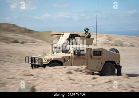 CAMP TITN, Jordanien (15. März 2022) – als Mitglied des 61. Bataillons der schnellen Eingreiftruppe greift König Abdullah II. Special Forces Group Ziele mit einem M240B-Maschinengewehr auf einem Schießplatz der jordanischen Streitkräfte während der Übung Intrepid Maven (im) 22-1 an Bord von Camp Titin, Jordanien, März 15. IM ist eine bilaterale Reihe von Interaktionen zwischen den USA Marinekorps, Zentralkommando und JAF, die Gelegenheit zum Austausch militärischer Taktiken und Expertise bieten. IM 22-1 ist die erste von mehreren geplanten Aufträgen zwischen den USA Marines Corps und JAF zur Verbesserung der Interoperabilität, stre Stockfoto
