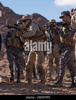 CAMP TITIN, Jordanien (15. März 2022) - US-Marines mit 2. Bataillons, 24. Marines und jordanischen Marines aus dem Royal Jordanian Marine Bataillon 77. 15 treten während der Übung Intrepid Maven (im) 22-1 an Bord von Camp Titin, Jordanien, an. BEI IM handelt es sich um eine bilaterale Serie von Aktivitäten zwischen US-Marine Corps, Central Command und den jordanischen Streitkräften (JAF), die eine Gelegenheit zum Austausch militärischer Taktiken und Fachwissen bietet. IM 22-1 ist das erste von mehreren geplanten Engagements zwischen dem U.S. Marine Corps und der JAF, um die Interoperabilität zu erhöhen Stockfoto