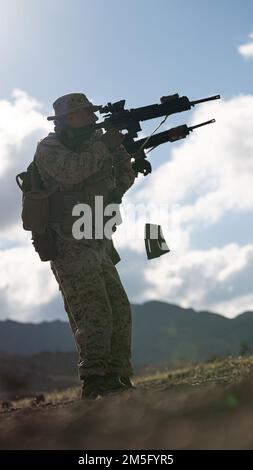 CAMP TITIN, Jordanien (15. März 2022) – USA Marines mit 2. Bataillon, 24. Marines üben Munition Geschwindigkeits-Nachladungen während Übung Intrepid Maven (im) 22-1, an Bord von Camp Titin, Jordanien, März 15. IM ist eine bilaterale Reihe von Interaktionen zwischen den USA Marinekorps, Zentralkommando und jordanische Streitkräfte (JAF), die Gelegenheit zum Austausch militärischer Taktiken und Expertise bieten. IM 22-1 ist die erste von mehreren geplanten Aufträgen zwischen den USA Marine Corps und JAF zur Verbesserung der Interoperabilität, Stärkung unserer dauerhaften Partnerschaft, Abschreckung bösartiger Akteure in der Region und Ensu Stockfoto