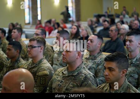 Soldiers of Headquarters and Headquarters Battery, 174. Air Defense Artillery Brigade Hören Sie Major General John C. Harris Jr., Adjutant General in Ohio, während der feierlichen Einberufung der Einheit am 15. März 2022 in der Reynoldsburg United Methodist Church in Reynoldsburg, Ohio, zu. Etwa 30 Soldaten aus der Einheit, die in Columbus, Ohio, stationiert ist, stationieren in der National Capital Region in Washington, D.C. zur Unterstützung der Operation Noble Eagle. Stockfoto