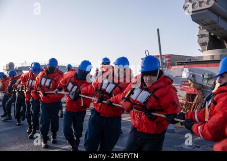 NORDSEE (15. März 2022) Seeleute an Bord der Arleigh-Burke-Klasse-Guided-Missile Destroyer USS Roosevelt (DDG 80) übernehmen die Leine während einer Wiederauffüllung auf See mit dem Royal Norwegian Navy Replenishment Tanker HNoMS Maud (A530), 15. März 2022. Roosevelt, nach Rota, Spanien, stationiert, ist auf seiner dritten Patrouille in den USA Sechster Einsatzbereich der Flotte zur Unterstützung regionaler Verbündeter und Partner sowie nationaler Sicherheitsinteressen der USA in Europa und Afrika. Stockfoto