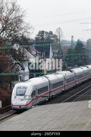 Düsseldorf, Deutschland. 21. Dezember 2022. Eine ICE-Bahn der Deutschen Bahn fährt durch Düsseldorf-Angermund. Die Bewohner dieser Strecke sind von der Rhein-Ruhr-Expressexpansion betroffen. In Zukunft verkehrt auf der 120 km langen Strecke zwischen Köln und Dortmund alle 15 Minuten ein schneller Regionalexpress. (Zu dpa 'Tunnel Dispute and Fence Eidechards: Mammoth RRX Expansion project moves forward') Kredit: Henning Kaiser/dpa/Alamy Live News Stockfoto