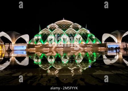 Bandung, Indonesien. 28. Dezember 2022. Blick auf die Al Jabbar Moschee bei Nacht in Bandung. Masjid Raya Al-Jabbar bietet Platz für 50.000 Gläubige und wird am Freitag, den 30. Dezember 2022 vom Gouverneur von West Java, Ridwan Kamil, eingeweiht. Kredit: SOPA Images Limited/Alamy Live News Stockfoto