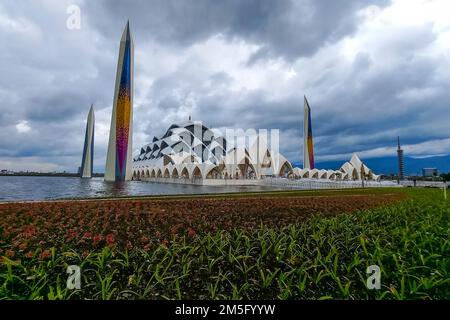 Bandung, Indonesien. 26. Dezember 2022. Blick auf die Al Jabbar Moschee in Bandung. Masjid Raya Al-Jabbar bietet Platz für 50.000 Gläubige und wird am Freitag, den 30. Dezember 2022 vom Gouverneur von West Java, Ridwan Kamil, eingeweiht. Kredit: SOPA Images Limited/Alamy Live News Stockfoto