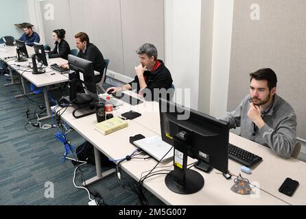 Mitglieder des Teams „Arnold Engineering Development Complex Geographically Agnostic Analysis“ für das Air Force Test Center Data Hackathon von rechts, Chase Wallen, ein Testanalyst; Jonathan Lister, Leitende Testanalytikerin; Jarrett Starbuck, Testanalytikerin; Elizabeth Dorsett, Testanalytikerin; Und Greg Halliburton, ein Elektronikingenieur, arbeitet während des Hackathons am 15. März 2022 am Luftwaffenstützpunkt Arnold, Tennessee. Stockfoto