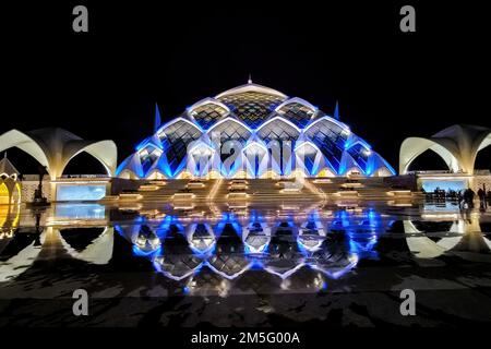 Bandung, Indonesien. 28. Dezember 2022. Blick auf die Al Jabbar Moschee bei Nacht in Bandung. Masjid Raya Al-Jabbar bietet Platz für 50.000 Gläubige und wird am Freitag, den 30. Dezember 2022 vom Gouverneur von West Java, Ridwan Kamil, eingeweiht. Kredit: SOPA Images Limited/Alamy Live News Stockfoto