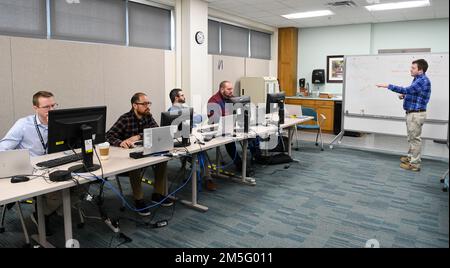 Dr. Justin Garrard, Right, Reliability Engineering Manager des Auftragnehmers Test Operations and Sustainment für den Arnold Engineering Development Complex, leitet ein Gespräch mit Mitgliedern des Teams Facility Maintenance Data Analysis während des Air Force Test Center Data Hackathon am 15. März 2022 am Luftwaffenstützpunkt Arnold, Tennessee. Ebenfalls abgebildet sind von links Andrew Wright von Cyber Mission Assurance, Albert Velazquez, Antriebsmaterialmanager, Adam Moon mit Integration von Fähigkeiten und will Garner, Aeropropulsion Instrumentation Data and Control Technical Lead. Stockfoto