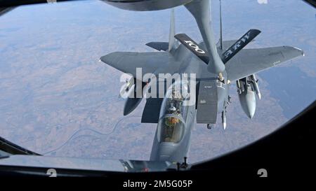 Ein F-15E Strike Eagle erhält Kraftstoff von einem 100. Air Tanken Flügel (ARW) KC-135 Stratotanker über Polen am 15. März 2022. Flugbesatzung und Wartungspersonal des 100. ARW, entsandt in den Luftwaffenstützpunkt Ramstein, Deutschland, um NATO-Verbündeten und -Partnern in Osteuropa beim Tanken zu helfen. Stockfoto