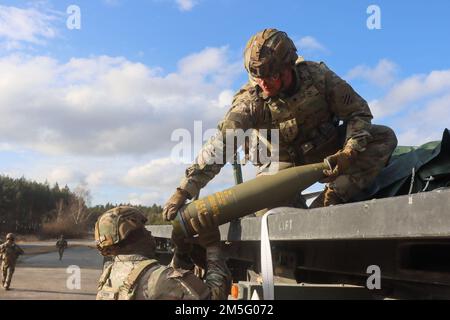 USA Soldaten von Battery A, 41. Artillerie-Regiment, 1. Panzerbrigade-Kampfteam, 3. Infanterie-Division, bereite Schüsse vor, um Testfeuer auf ihre M109 Paladine am Grafenwoehr-Trainingsgelände durchzuführen, 14. März 2022. Ein BTRY ist die erste Batterie in ihrem Bataillon, die Paladine zog, die Teil der Armee vorpositionierte Aktien-2 (APS-2) waren. Stockfoto