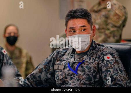 Koji Mori, Air Defense Command Civil Engineer Chief der japanischen Luftwaffe, hört einem Redner während eines bilateralen Einsatzes von Bauingenieuren auf der Joint Base Pearl Harbor-Hickam, Hawaii, 15. März 2022 zu. Während der Veranstaltung erörterten PACAF- und JASDF-Teilnehmer Best Practices für Reparaturkapazitäten an Flugplätzen. Die Veranstaltung gipfelte in einem neuen Rahmendokument, dem bilateralen Airfield Damage Repair Concept of Operations, in dem beide Länder Unterstützung für Personal (Dienstleistungen) und Ausrüstung für Flugplatzanforderungen anfordern konnten. Stockfoto