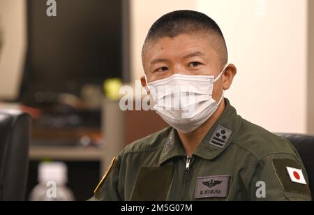 Japan Air Self-Defense Force Col. Mashahiro Okumura, Verbindungsbeamter der Pacific Air Forces International Affairs, hört einem Redner während eines bilateralen zivilen Ingenieureinsatzes auf der Joint Base Pearl Harbor-Hickam, Hawaii, 16. März 2022 zu. Während der Veranstaltung erörterten PACAF- und JASDF-Teilnehmer Best Practices für Reparaturkapazitäten an Flugplätzen. Die Veranstaltung gipfelte in einem neuen Rahmendokument, dem bilateralen Airfield Damage Repair Concept of Operations, in dem beide Länder Unterstützung für Personal (Dienstleistungen) und Ausrüstung für Flugplatzanforderungen anfordern konnten. Stockfoto