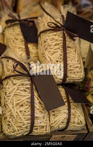 Trofie, traditionelle lokale Pasta mit Zitrone, Kastanie und italienischer Tricolor in einem Souvenirladen in Vernazza, Cinque Terre Italien Stockfoto