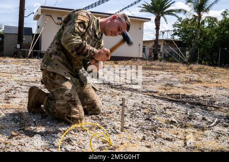 Senior Airman Troy Stanley, 15. Operation Support Squadron Radar, Airfield and Weather Systems Shop, gründet einen Generator für den Betrieb des taktischen Navigationssystems auf der Joint Base Pearl Harbor-Hickam, Hawaii, 15. März 2022. Neben dem Betrieb des TACAN warten und installieren die Techniker von Hickam RAWS alles von Wetterausrüstung und Funkgeräten bis hin zu Bodenkontrolle und Navigationshilfen auf Oahu und Big Island für Militärmannschaften. Stockfoto