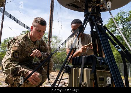 Senior Airman Troy Stanley, 15. Operation Support Squadron Radar, Airfield and Weather Systems Shop, verbindet den Azimuth Monitor mit dem taktischen Navigationssystem für eine Trainingsübung auf der Joint Base Pearl Harbor-Hickam, Hawaii, 15. März 2022. Das TACAN ist ein Funknavigationssystem, das Informationen über die Entfernung der Flugbesatzung als Orientierungshilfe für ihre geografische Position bereitstellt und in der Regel von Kampflotsen auf abgelegenen Flugplätzen verwendet wird. Stockfoto