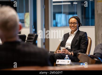 Dr. Stacey Dixon, Principal Deputy Director of National Intelligence, besucht das AFC-Hauptquartier, Army Software Factory und AAL, um die vielen technologischen Bestrebungen, die die AFC verfolgt, sowie die entscheidende Bedeutung des Schutzes unserer technologischen Fortschritte vor Gegnern zu besprechen. Stockfoto