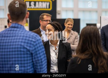 Dr. Stacey Dixon, Principal Deputy Director of National Intelligence, besucht das AFC-Hauptquartier, Army Software Factory und AAL, um die vielen technologischen Bestrebungen, die die AFC verfolgt, sowie die entscheidende Bedeutung des Schutzes unserer technologischen Fortschritte vor Gegnern zu besprechen. Stockfoto