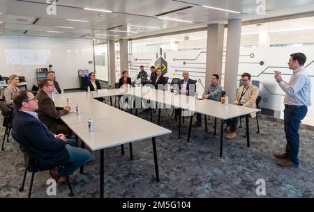 Dr. Stacey Dixon, Principal Deputy Director of National Intelligence, besucht das AFC-Hauptquartier, Army Software Factory und AAL, um die vielen technologischen Bestrebungen, die die AFC verfolgt, sowie die entscheidende Bedeutung des Schutzes unserer technologischen Fortschritte vor Gegnern zu besprechen. Stockfoto