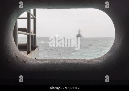 220607-N-LY962-1009 PAZIFIK (7. Juni 2022) der Areleigh-Burke-Klasse-geführte Raketenzerstörer USS Decatur (DDG 73) nähert sich dem Flugzeugträger USS Nimitz (CVN 68), um auf See aufzutanken. Nimitz ist im US-3.-Flottengebiet unterwegs. Stockfoto