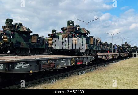 Dutzende von m2 Bradley-Infanterie-Kampffahrzeugen werden im März 14 auf deutsche Schienenfahrzeuge am Coleman-Arbeitsplatz in Mannheim verladen. Die 405. Army Field Support Brigade verschifft nun mit Linientransportern und der Deutschen Bahn, auch bekannt als Deutsche Bahn, Vorräte-2. Als die APS-2-Fahrzeuge und Ausrüstungsgegenstände in Gafenwoehr eintreffen, wird das deutsche Bataillon der AFSB 405. mit der Aufnahme, Durchführung und Ausgabe des APS-2 an das Kampfteam der 1. Panzerbrigade, 3. Infanterie Division, in einem Ausrüstungs- und Übergabebereich, auch bekannt als ECHA, beauftragt. Die 1. ABCT, 3. Stockfoto