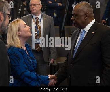 Verteidigungsminister Lloyd J. Austin III geeets tschechische Republik Verteidigungsministerin Jana Černochová vor den Treffen der Verteidigungsminister im NATO-Hauptquartier in Brüssel, Belgien, am 16. März 2022. Austin ist in Brüssel, um an Treffen mit Verbündeten über Abschreckungsmöglichkeiten an der östlichen Flanke der NATO teilzunehmen. Austin wird auch in die Slowakei und Bulgarien reisen, um dort mit militärischen und zivilen Führern zusammenzutreffen und Truppen zu besuchen, die in die Region entsandt werden. Stockfoto