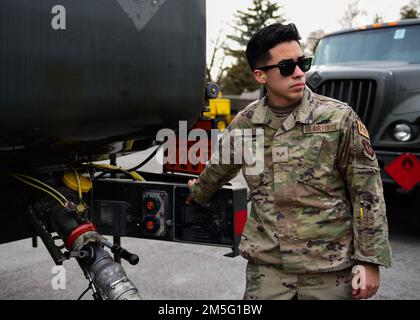 Senior Airman Jessie Torres, 31. Logistics Readiness Squadron, Brennstoff-Verteilernetzbetreiber vom Luftwaffenstützpunkt Aviano, überwacht eine mobile Tankanlage R-11, während sie mit Flugzeugbenzin betankt ist, für die Ankunft von zwei F-16C-Kampffälligen aus dem 31. Kampfflugflügel am kroatischen Luftwaffenstützpunkt 91. in Pleso; 16. März 2022. Die 31. FW wird routinemäßige Agile Combat Employment-Operationen mit kroatischen Verbündeten durchführen, um die Bereitschaft zu verbessern, auf potenzielle Herausforderungen in Südosteuropa zu reagieren. Stockfoto