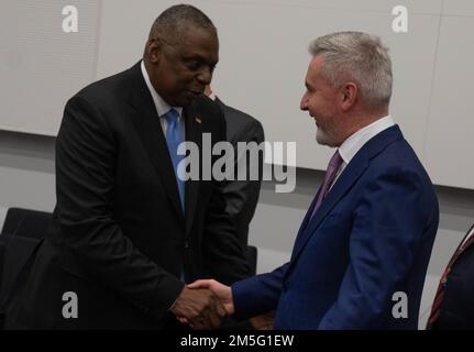 Verteidigungsminister Lloyd J. Austin III begrüßt den italienischen Verteidigungsminister Lorenzo Guerini bei den Treffen der Verteidigungsminister im NATO-Hauptquartier in Brüssel, Belgien, am 16. März 2022. Austin ist in Brüssel, um sich an den Diskussionen über Abschreckungsmöglichkeiten an der östlichen Flanke der NATO zu beteiligen. Austin wird auch in die Slowakei und Bulgarien reisen, um dort mit militärischen und zivilen Führern zusammenzutreffen und Truppen zu besuchen, die in die Region entsandt werden. Stockfoto