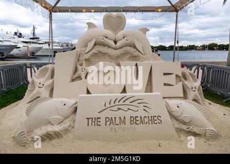 Eine Sandskulptur von Mark Mason und Team Sandtastic feiert die Liebe in West Palm Beach, Florida, USA. Stockfoto