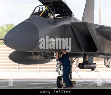 US Air Force F-15Cs von der Florida Air National Guard's 125. Fighter Wing Detachment 1, Homestead Air Reserve Base, Florida, Start zur Unterstützung der Operation Noble Defender (OND) des North American Aerospace Defense Command (NORAD), 16. März 2022. Als Teil von OND, einer wiederkehrenden Operation, koordinierte und führte die Continental U.S. NORAD Region (CONR) bi-nationale Flugzeugabfangoperationen durch und startete gleichzeitig Jets von verschiedenen Standorten an der Ostküste der Vereinigten Staaten. Diese Iteration von OND, an der First Air Force und Air Forces Northern Assets beteiligt sind, ist ein Stockfoto