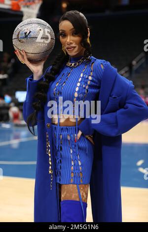 Washington, DC, USA. 28. Dezember 2022. Winnie Harlow veranstaltet am 28. Dezember 2022 in der Capital One Arena in Washington, DC, einen Erinnerungsball zu Ehren der Wizards zum 25. Jahr beim NBA-Spiel Washington Wizards vs Phoenix Suns. Kredit: Mpi34/Media Punch/Alamy Live News Stockfoto