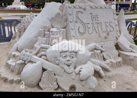 Die Sandskulptur „Seatles“ von Mark Mason und Team Sandtastic zeigt Paul McCartney als Krabbe, die in West Palm Beach, Florida, USA, Gitarre spielt. Stockfoto