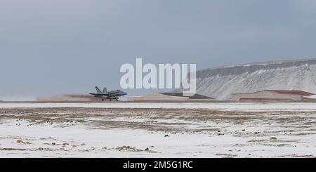 Royal Canadian Air Force CF-18 Kampfflugzeuge von 425 Staffel verlässt Thule AFB, Grönland, für Flugbetrieb während NORAD Operation Noble Defender NORAD Operation NOBLE DEFENDER 22-2 ist ein Luftverteidigungseinsatz, der vom 14. Bis 17. März 2022 läuft. Mit einer Vielzahl von Militärflugzeugen der Royal Canadian Air Force (RCAF) und der United States Air Force. Personal und Flugzeuge sind in der Canadian Forces Station Alert, Nunavut, Whitehorse, Yukon, Yellowknife, Northwest Territories und 5 Wing Goose Bay, Neufundland und Labrador. Stockfoto