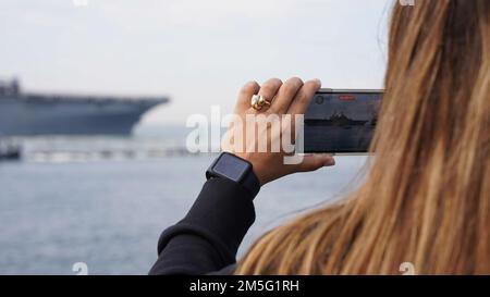 NORFOLK, VA (16. März 2022) - das Amphibienschiff USS Kearsarge (LHD 3) der Wasp-Klasse fährt am 16. März 2022 vom Marinestützpunkt Norfolk ab. Die Kearsarge Amphibious Readiness Group (ARG) hat 22. Marineexpeditionstruppe (MEU) für einen regelmäßig geplanten Einsatz von der Marinestützstelle Norfolk und Camp Lejeune, North Carolina, in die Offensive geschickt. Stockfoto