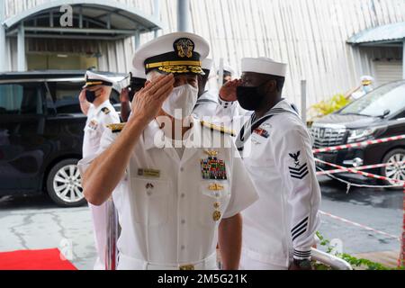 SINGAPUR (16. März 2022) – Vizeadmiral Karl Thomas, Befehlshaber der US-7.-Flotte, trifft bei einem Besuch in Singapur bei Commander, Logistics Group Western Pacific (COMLOG WESTPAC)/Task Force 73 ein. März 16. Stockfoto